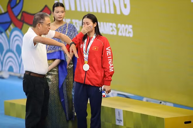 Võ Thị Mỹ Tiên bật khóc trên bục nhận huy chương bạc SEA Games 33. Ảnh: Bùi Lượng