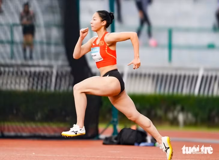 Bùi Thị Kim Anh thử sức bằng cách nâng mức xà lên 1,89m - Ảnh: NAM TRẦN