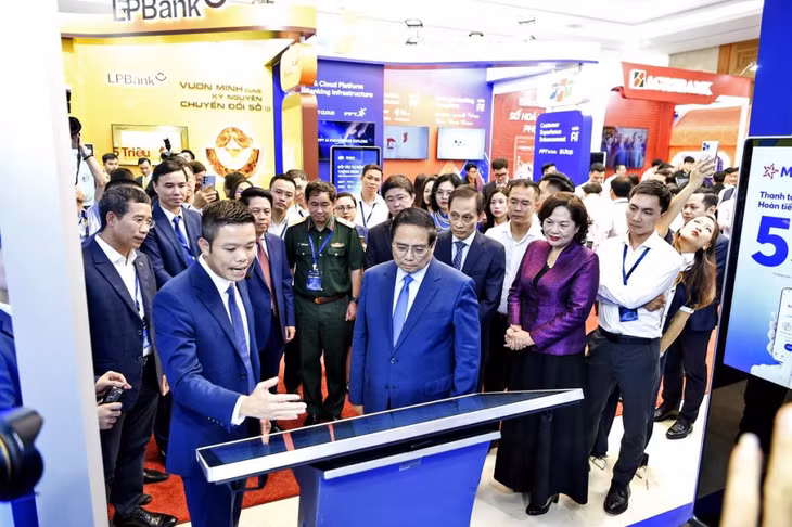 Ông Vũ Hồng Phú – Thành viên Ban điều hành MB trình bày sản phẩm ngân hàng số tại sự kiện Ngày chuyển đổi số ngành Ngân hàng 2025