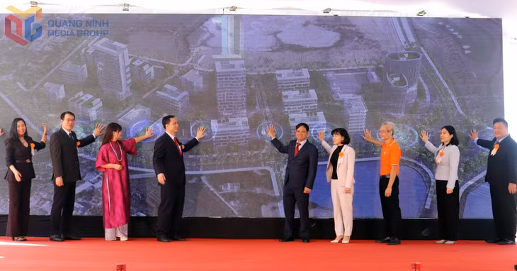 Các đại biểu thực hiện nghi thức khởi công dự án.