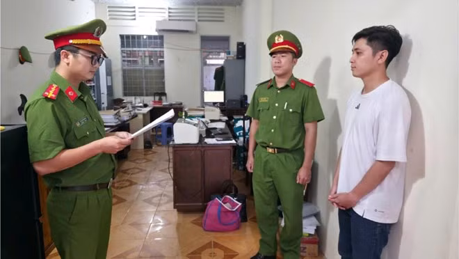 Hữu bị khởi tố, bắt tạm giam để điều tra về hành vi lừa đảo chiếm đoạt tài sản. Ảnh: Văn Vũ