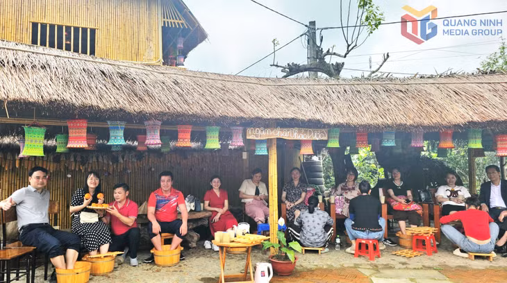 Du khách trải nghiệm dịch vụ ngâm chân lá thuốc tại mô hình du lịch cộng đồng người Dao Thanh Y. Ảnh cơ sở cung cấp