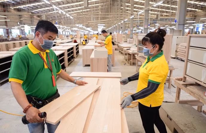 Chế biến đồ gỗ xuất khẩu đi Mỹ tại một công ty ở tỉnh Tây Ninh - Ảnh: QUANG ĐỊNH
