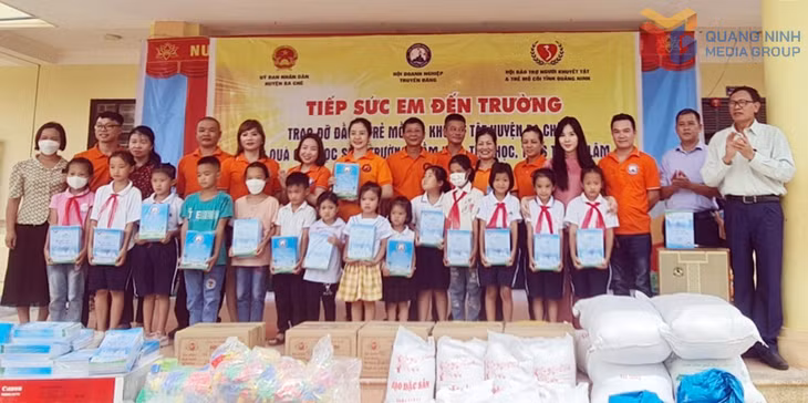 Hội Bảo trợ NKT-TMC tỉnh cùng đại diện Hội Doanh nghiệp Truyền Đăng Quảng Ninh và UBND huyện Ba Chẽ (cũ) trao quà cho học sinh Trường Tiểu học, THCS Thanh Lâm (huyện Ba Chẽ).