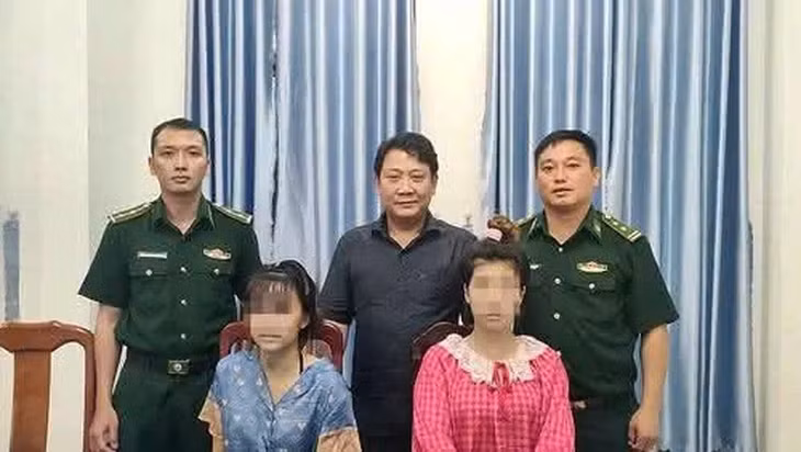 Cơ quan chức năng bàn giao hai bé gái về với gia đình - Ảnh: CACC
