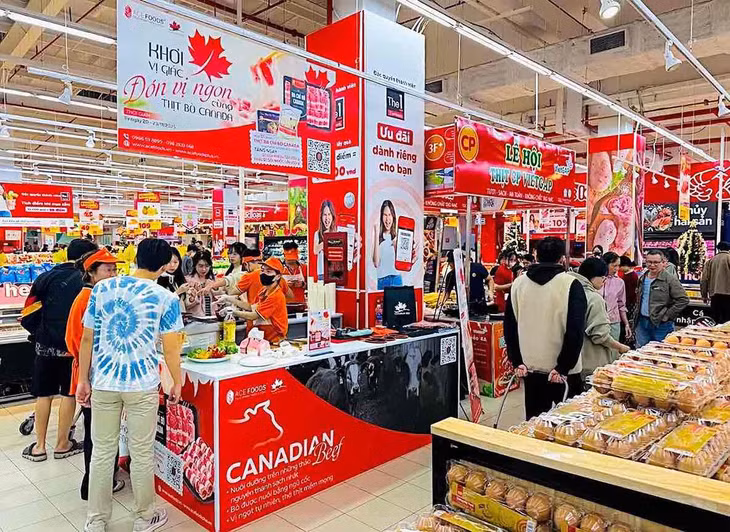 Không khí mua sắm rộn ràng tại khu vực ẩm thực và các gian hàng thực phẩm trong mùa khuyến mãi cuối năm ở siêu thị GO!. Ảnh: Song Anh.