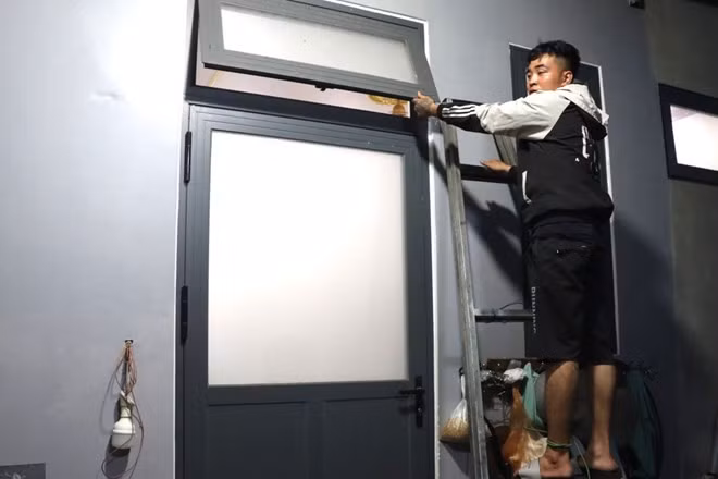 Dẫn giải đối tượng thực nghiệm hiện trường vụ trộm cắp. Ảnh: CAXS