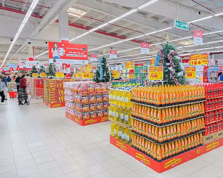 Không khí mua sắm cuối năm tại siêu thị GO! Thăng Long (Hà Nội) với hàng loạt sản phẩm giảm giá, trưng bày bắt mắt thu hút người tiêu dùng. Ảnh: Song Anh.