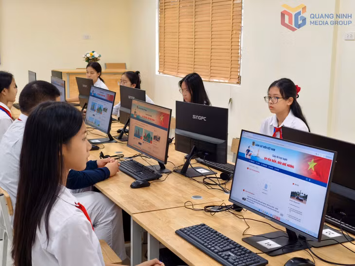 Trường THCS Trọng Điểm tổ chức cuộc thi trực tuyến “Em yêu biển, đảo quê hương” năm học 2025 – 2026 tại Phòng Tin học của trường.