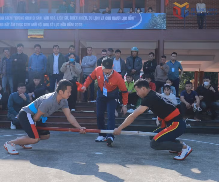 Phần thi đẩy gậy dành cho các nam vận động viên.
