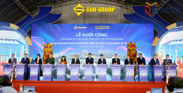 Các đại biểu ấn nút khởi công Dự án Khu dịch vụ du lịch phức hợp cao cấp tại Khu kinh tế Vân Đồn.