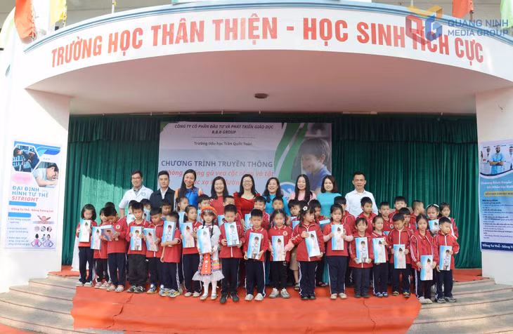 Công ty CP Đầu tư và Phát triển giáo dục B.B.B Group đã trao đai hỗ trợ tư thế ngồi học, phòng chống gù, cong vẹo cột sống cho học sinh.