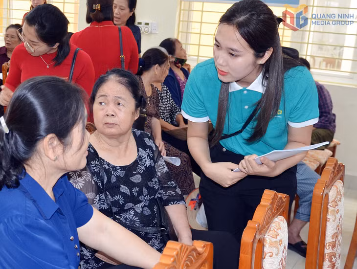 Cán bộ Ngân hàng Đầu tư và Phát triển nông thôn Chi nhánh Quảng Ninh (BIDV) tuyên truyền cho cán bộ hưu trí phường Việt Hưng đăng ký tài khoản cá nhân, năm 2024.