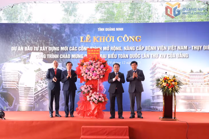 Đồng chí Nguyễn Đức Thành, Ủy viên Ban Thường vụ, Phó Chủ tịch Thường trực HĐND tỉnh, tặng hoa chúc mừng tại lễ khởi công.