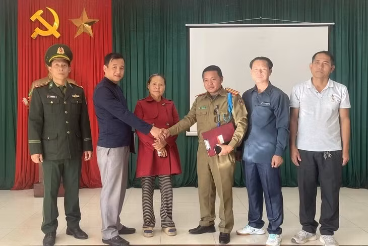Bà Bé được công an tỉnh Savannakhet bàn giao để phục vụ điều tra - Ảnh: TRẦN TUẤN
