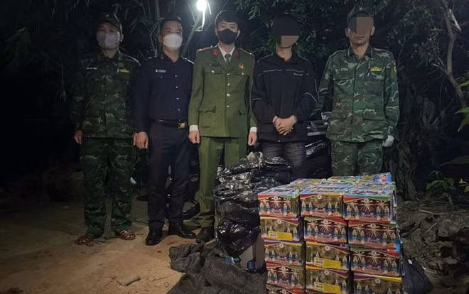 Đối tượng N.Q.B (thứ 2 từ phải sang) bị bắt giữ cùng tang vật pháo lậu. Ảnh: H.Nguyên