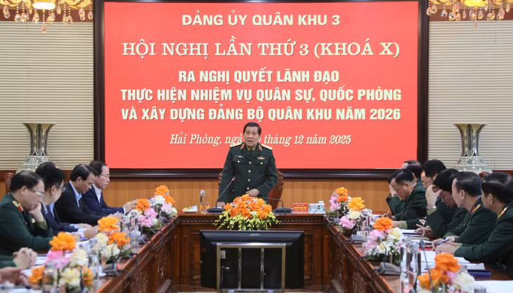 Trung tướng Nguyễn Đức Hưng, Bí thư Đảng ủy, Chính ủy Quân khu chủ trì hội nghị.