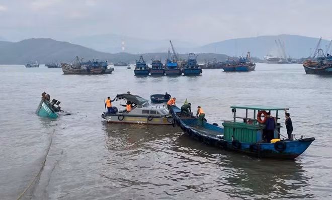 Tàu đánh cá của ngư dân bị chìm, may mắn các thuyền viên được cứu sống. Ảnh: Bộ đội Biên phòng