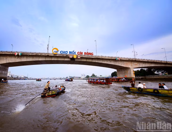 Cây cầu như chiếc cổng lớn, dẫn du khách vào chợ.