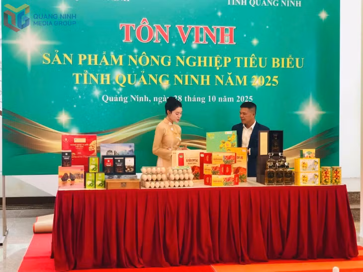 Ông Nịnh Văn Trắng với sản phẩm Trà Hoa vàng được công nhận là sản phẩm OCOP 5 sao.
