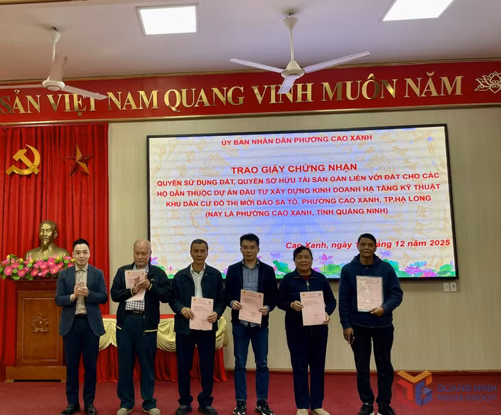 UBND phường Cao Xanh tổ chức trao giấy chứng nhận quyền sử dụng đất, quyền sở hữu tài sản gắn liền với đất cho các hộ dân thuộc dự án.