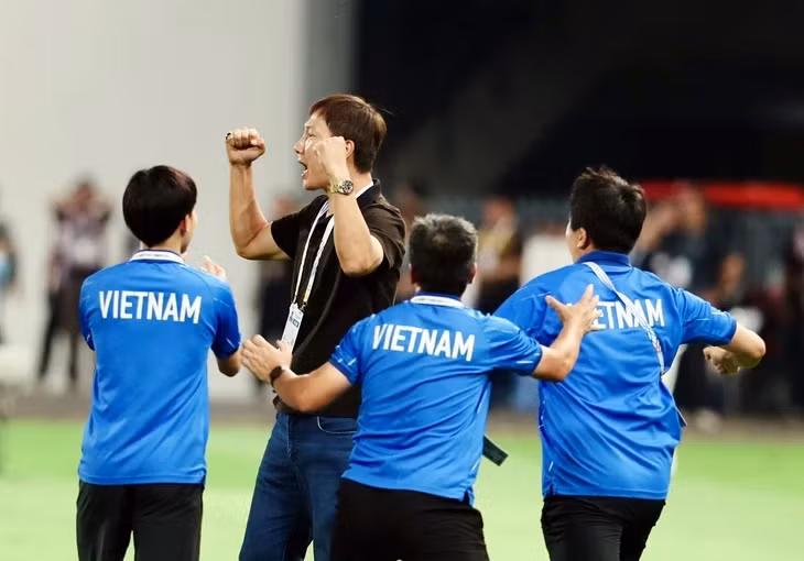 HLV Kim Sang Sik ăn mừng sau khi thắng U22 Thái Lan ở chung kết SEA Games 33 - Ảnh: N.K