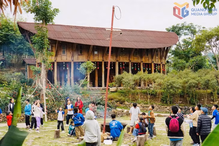 Các du khách nhí trải nghiệm trò chơi ném còn tại Kỳ Thượng Am Váp Farm.