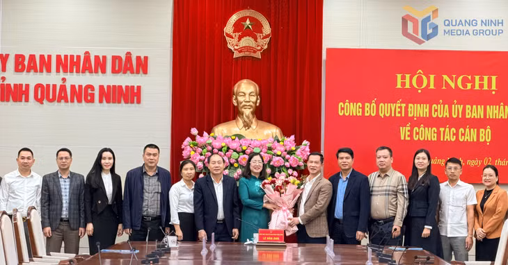 Cán bộ, công chức Sở Tư pháp chúc mừng tân Giám đốc Sở.