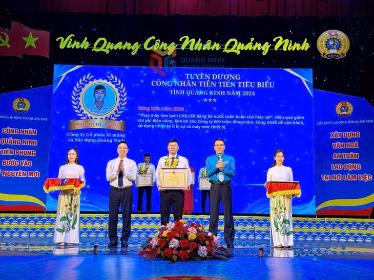 Anh Nguyễn Thái Ngọc, Nhà máy Xi măng Lam Thạch 2 – Công ty CP Xi măng và xây dựng Quảng Ninh (đứng giữa) được LĐLĐ tỉnh khen thưởng công nhân tiêu biểu năm 2024.