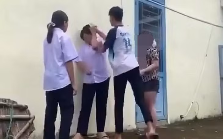 Một nam sinh lao vào đánh nữ sinh