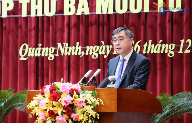Đồng chí Nguyễn Chí Thành, Ủy viên Ban Thường vụ Tỉnh ủy, Phó Chủ tịch Thường trực Ủy ban MTTQ tỉnh trình bày tóm tắt kết quả công tác tham gia xây dựng chính quyền của Ủy ban MTTQ tỉnh Quảng Ninh năm 2025 và những vấn đề cử tri, nhân dân quan tâm.