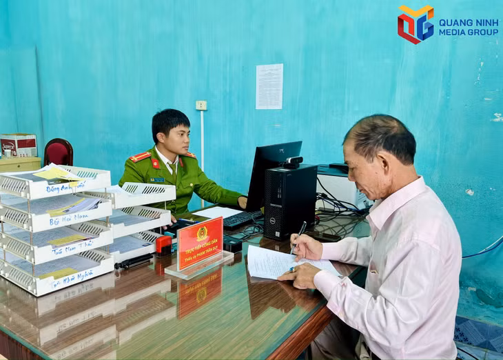 Cán bộ Công an phường Quảng Yên giải quyết thủ tục hành chính cho công dân.