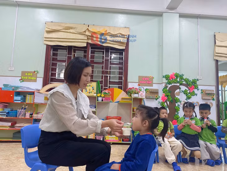 Giáo viên Trường Mầm non Hoa Hồng chăm sóc trẻ