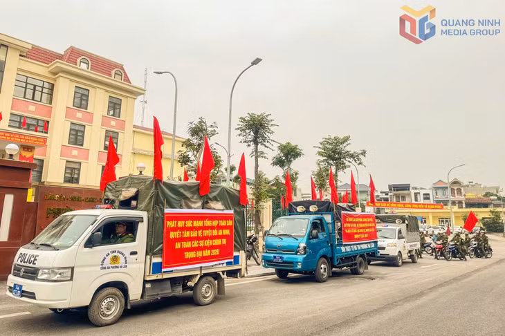 Các lực lượng diễu hành tuyên truyền tấn công, trấn áp tội phạm trên tuyến đường chính phường Hà Lầm, tháng 12/2025.