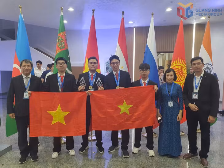 Trịnh Việt Hoàng giành Huy chương Bạc Olympic Hóa học quốc tế Abu Rayhan-Biruni 2025 (thứ 2 từ trái sang). Ảnh nhân vật cung cấp