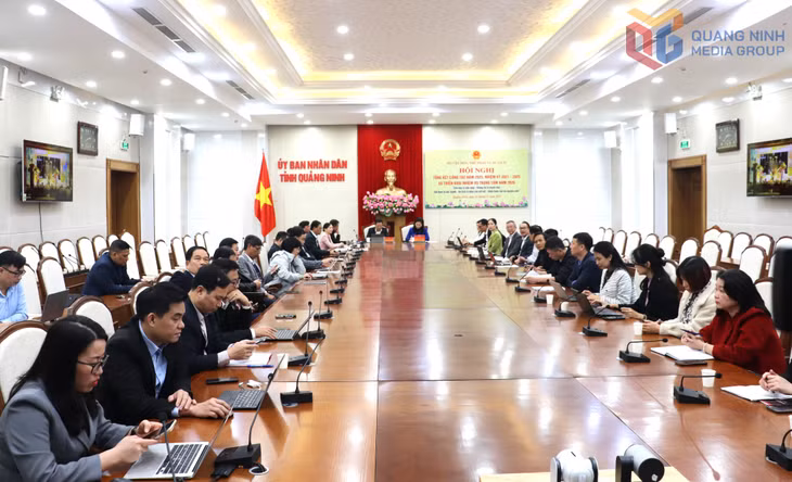 Các đại biểu tại điểm cầu Quảng Ninh theo dõi hội nghị. 