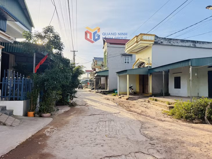 Tuyến đường nối từ QL18 vào khu neo đậu hiện nay còn nhỏ hẹp, xuống cấp.