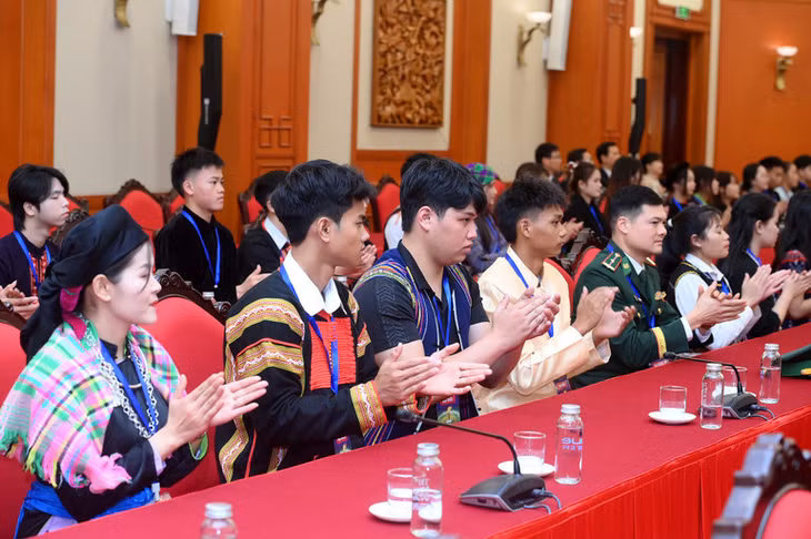 Đại biểu học sinh, sinh viên, thanh niên dân tộc thiểu số xuất sắc phát biểu tại cuộc gặp mặt.