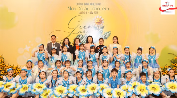 Đại diện Prudential Việt Nam chụp hình cùng các em nhỏ tham gia biểu diễn văn nghệ tại sự kiện