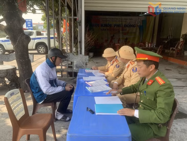 Đội CSGT Đường bộ số 2 lập biên bản nhắc nhở học sinh vi phạm quy định về ATGT.