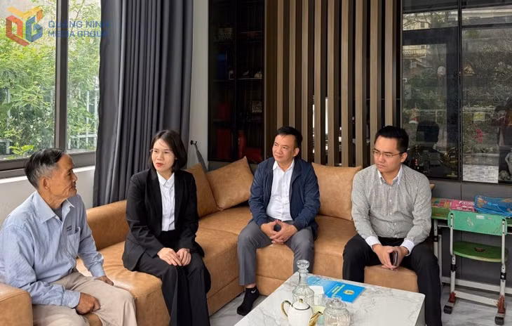 Ông Vũ Văn Hạng, thương binh hạng ¾, khu Rặng Thông, phường Quảng Yên (đầu tiên bên trái) phấn khởi được hưởng sự hỗ trợ từ Nghị quyết số 23/2023/NQ-HĐND về Quy định chính sách hỗ trợ một số đối tượng người có công với cách mạng và thân nhân trên địa bàn tỉnh Quảng Ninh.