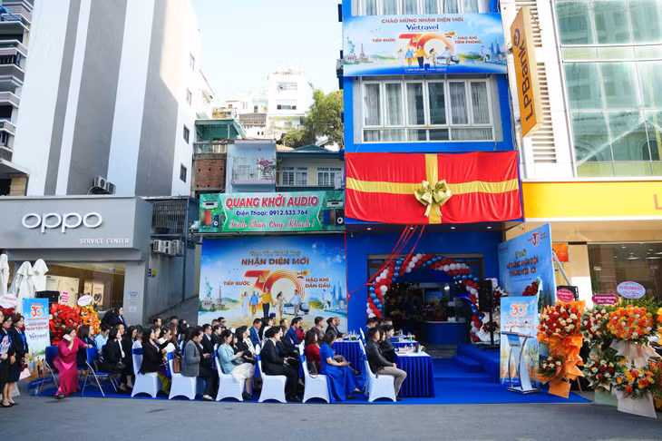 Các sở ban ngành, khách hàng, đối tác thân thiết đến tham gia sự kiện gia mắt tại chi nhánh Vietravel Quảng Ninh.