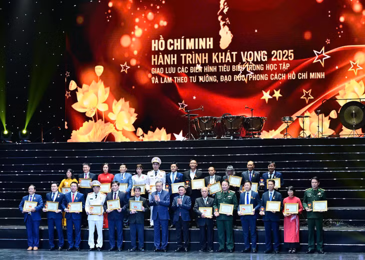 Tổng Bí thư Tô Lâm và đồng chí Trần Cẩm Tú chụp ảnh cùng các điển hình tiêu biểu. (Ảnh: BẢO LONG)
