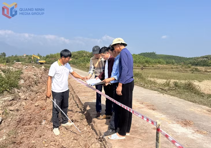 Lãnh đạo Trung tâm Cung ứng dịch vụ xã Đầm Hà trao đổi cùng đơn vị thi công về quá trình thực hiện Dự án cải tạo, nâng cấp tuyến đê cạn chống ngập lụt tại thôn Đồng Mương.&nbsp;
