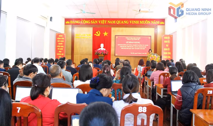 Trung tâm Chính trị đặc khu tổ chức khai giảng lớp bồi dưỡng kỹ năng, nghiệp vụ công tác Đảng năm 2025 dành cho Bí thư, Phó Bí thư, cấp ủy các chi, đảng bộ trên địa bàn đặc khu.