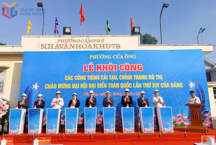 Các đại biểu bấm nút khởi công công trình.