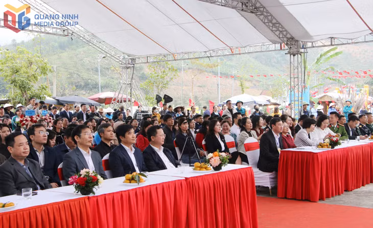 Các đại biểu và đông đảo nhân dân, du khách tham gia lễ hội.