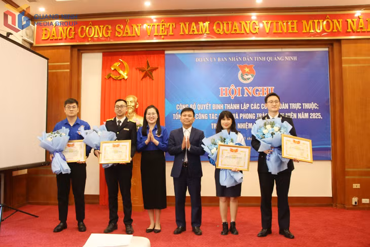 Ban Chấp hành Đoàn Thanh niên UBND tỉnh tặng giấy khen cho các tập thể có thành tích xuất sắc trong công tác Đoàn và phong trào thanh niên năm 2025.