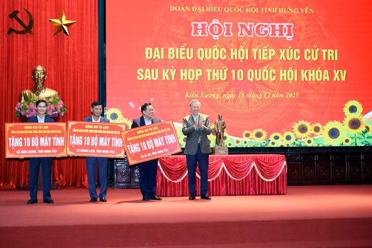 Tổng Bí thư Tô Lâm trao quà tặng 3 xã Kiến Xương, Quang Lịch và Lê Lợi, tỉnh Hưng Yên. (Ảnh: ĐĂNG KHOA)