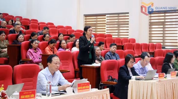 Cử tri phường Uông Bí phát biểu ý kiến tại hội nghị tiếp xúc cử tri của đại biểu HĐND tỉnh, ngày 18/11/2025. Ảnh: Mạnh Trường